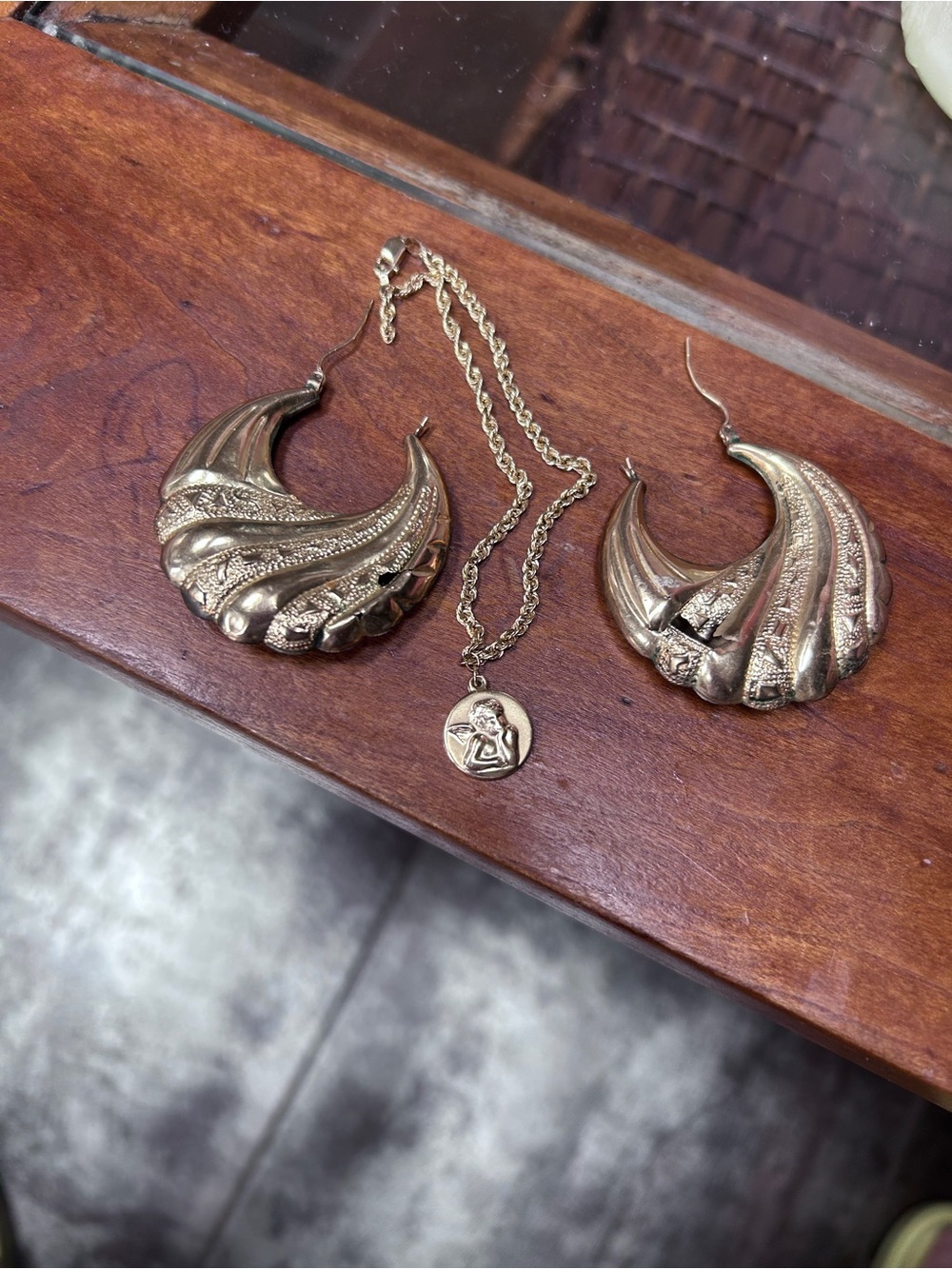 Broken gold jewelry
